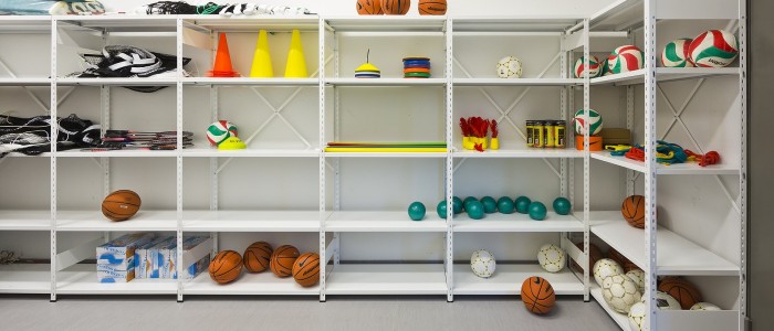 Arhīva plaukti sporta inventāra uzglabāšanai