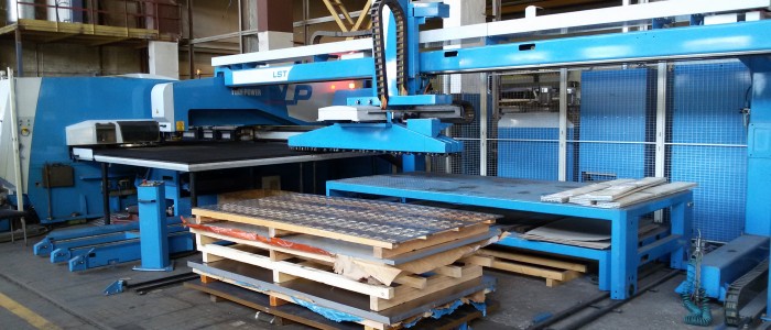 CNC metāla lokšņu štancēšana